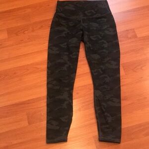 Fabletics Camo Workout bottoms - Black/Gray/Green